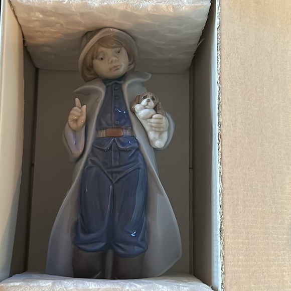 RARE Lladro Little Fireman 06334 w/original box. Mint condition & hard to find! - Picture 12 of 14